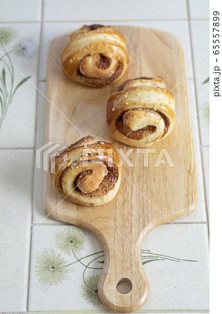 おうちでパン作り シナモンロール カッティングボードに並べた焼きたて