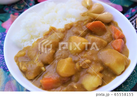 酢ラッキョウ添えの具たくさんカレー　我が家の健康食　素材　背景 65558155