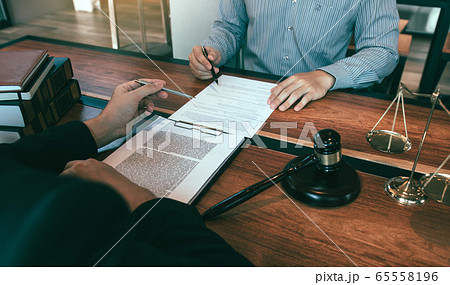 Lawyer is explaining about the wrongdoing laws Lawyer is explaining about the wrongdoing laws 65558196