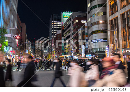 東京都 新橋駅付近 人混みの街並みの写真素材