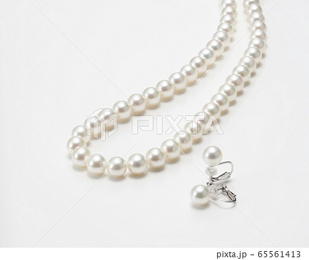 真珠のネックレスとイヤリング 65561413