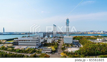 日本の横浜都市景観　扇島パワーステーションなどを望む 65561605