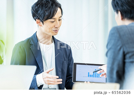ビジネスシーン　会議　商談 65562036