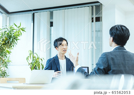 ビジネスシーン　会議　商談 65562053