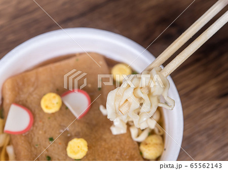 【カップ麺　うどん】 65562143