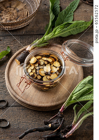 Preparation of herbal tincture from fresh comfrey root Preparation of herbal tincture from fresh comfrey root 65562572