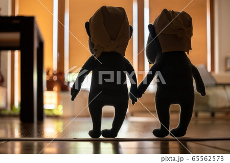 Silhouettes of two characters walking around in an empty flat Silhouettes of two characters walking around in an empty flat 65562573