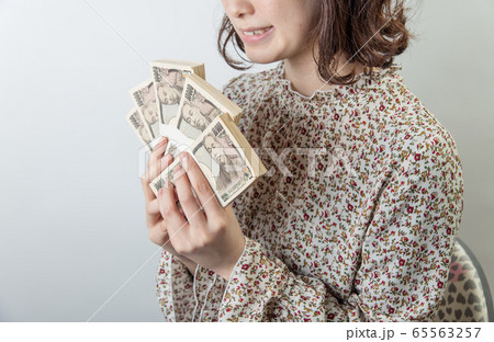 【札束　大金】 65563257