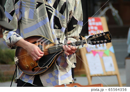 路上ライブフラットマンドリンの写真素材