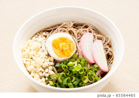 ぶっかけそば(冷)。具は、ゆで卵・かまぼこ・天かす・青ねぎ。 ぶっかけそば(冷)。具は、ゆで卵・かまぼこ・天かす・青ねぎ。 65564465