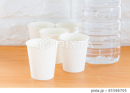 使い捨て紙コップ、紙コップ、天然水、ペットボトル 65566705