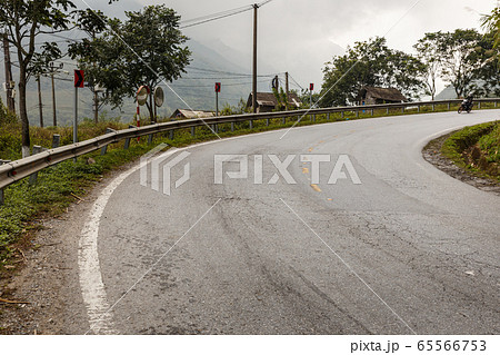empty asphalt road in beautiful scenic mountains 65566753