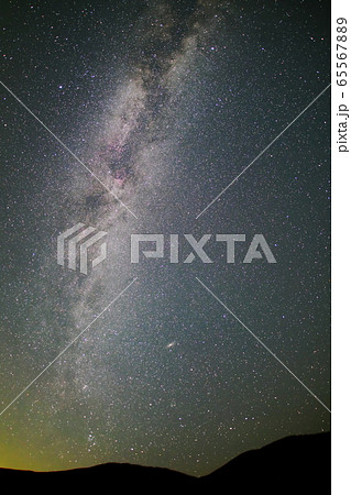 夏から秋へと移ろう天の川 三瓶山 島根県大田市 の写真素材