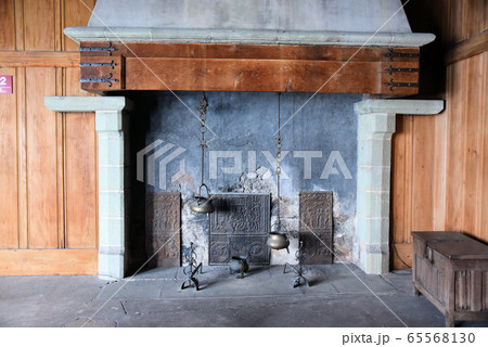 シヨン城内の暖炉 65568130