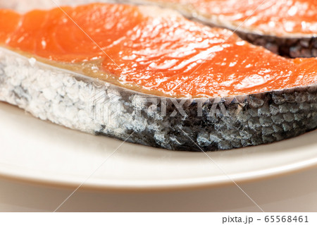 塩鮭(銀鮭)の皮部分のアップ。 65568461