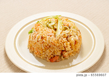 鮭レタスチャーハン。 鮭レタスチャーハン。 65569607