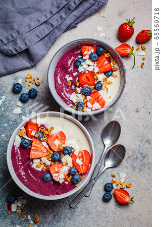 Berry smoothie bowl with granola, berries Berry smoothie bowl with granola, berries 65569718