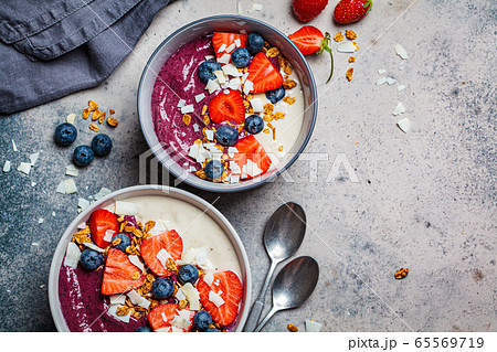 Berry smoothie bowl with granola, berries  65569719