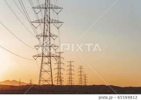 ライフライン　鉄塔　電力　電気　夕方　 65569812