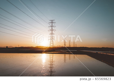 ライフライン 鉄塔 電力 電気 夕方 の写真素材