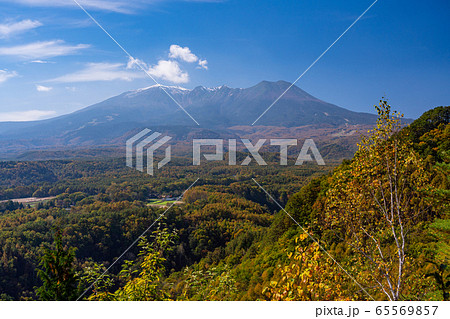 （長野県）秋の九蔵峠から望む、冠雪した御嶽山 65569857