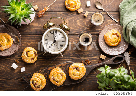 Sweet swirl buns with raisins for breakfast 65569869