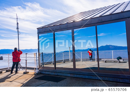 （長野県）木曽御岳ロープウェイ山頂駅・ミラーデッキ（鏡に映る北アルプス） 65570706