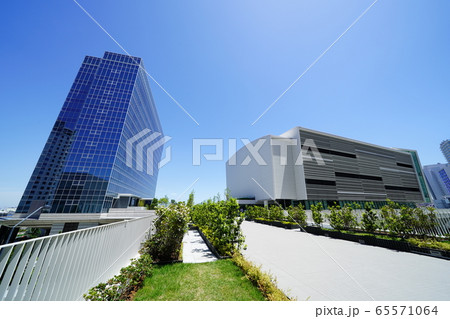 横浜　みなとみらい　臨港パーク入口に建つリゾートホテルとパシフィコ横浜ノース 65571064