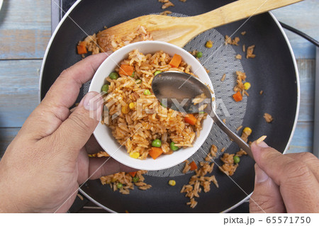 Chef scoop fired rice to the cup 65571750
