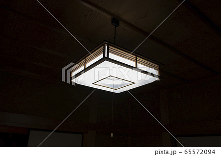 和室の照明（暗闇に浮かぶ照明） 65572094