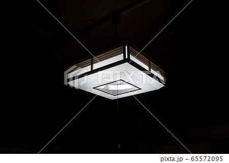 和室の照明（暗闇に浮かぶ照明） 65572095