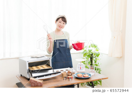 お菓子作り 女性 お菓子作り 女性 65572944