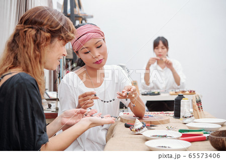 Teacher praising student 65573406