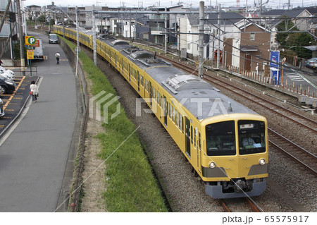 西武池袋線を行く新101系（牽引車） 65575917