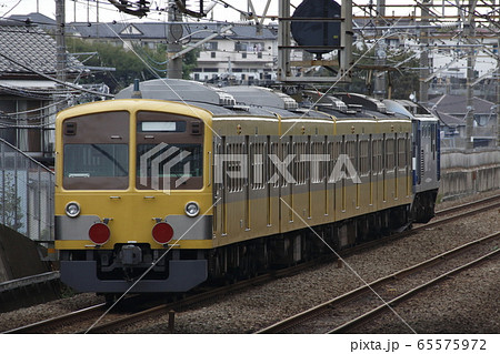 武蔵野線内を行く、西武鉄道新101系（新秋津駅） 65575972