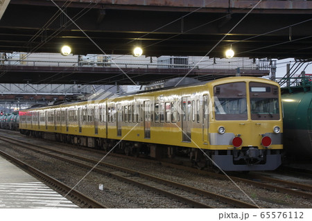 中央線八王子駅に停車中の西武鉄道新101系 中央線八王子駅に停車中の西武鉄道新101系 65576112