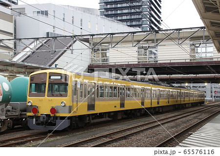 中央線八王子駅に停車中の西武鉄道新101系 65576116