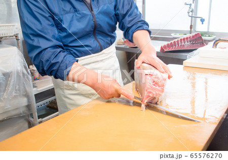 マグロ　さばく 65576270