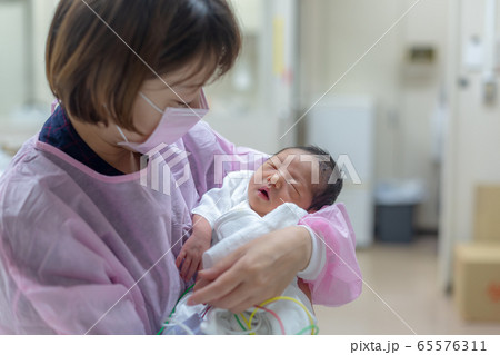 新生児と母親 新生児 出産 新生児と母親 新生児 出産 65576311