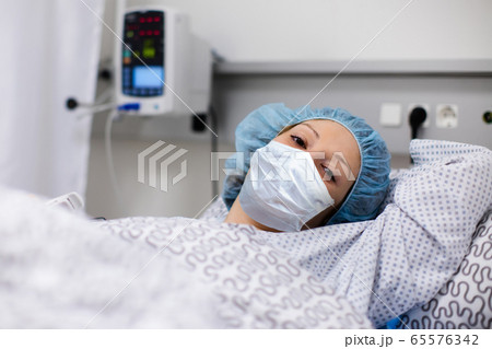 Patient in hospital. Virus outbreak. Face mask. 65576342