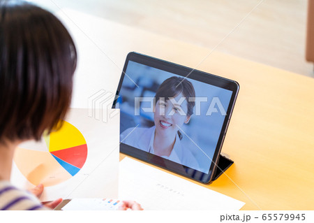 自宅でリモートワーク 65579945