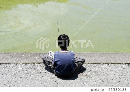 釣りする少年 釣りする少年 65580183
