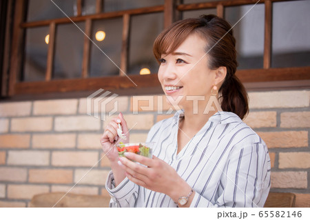 カジュアルビジネスの会社員 65582146