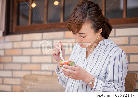 カジュアルビジネスの会社員 65582147