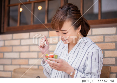 カジュアルビジネスの会社員 65582148