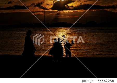 ハワイ (Hawaii Honolulu Waikiki Magic Island 夕景) 65582256