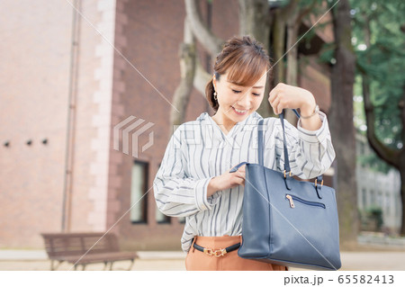 バッグの中を見るカジュアルビジネスの会社員 65582413