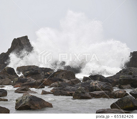 打ち付ける波 65582426