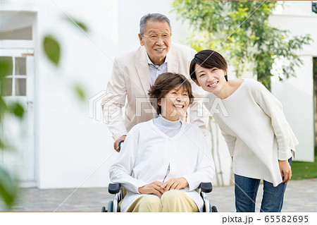 親子 介護 旅行 ファミリーイメージ 親子 介護 旅行 ファミリーイメージ 65582695