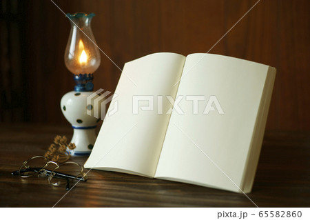 机の上の白紙のノート 机の上の白紙のノート 65582860